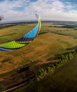 Lot motoparalotnią z elementami akrobacji